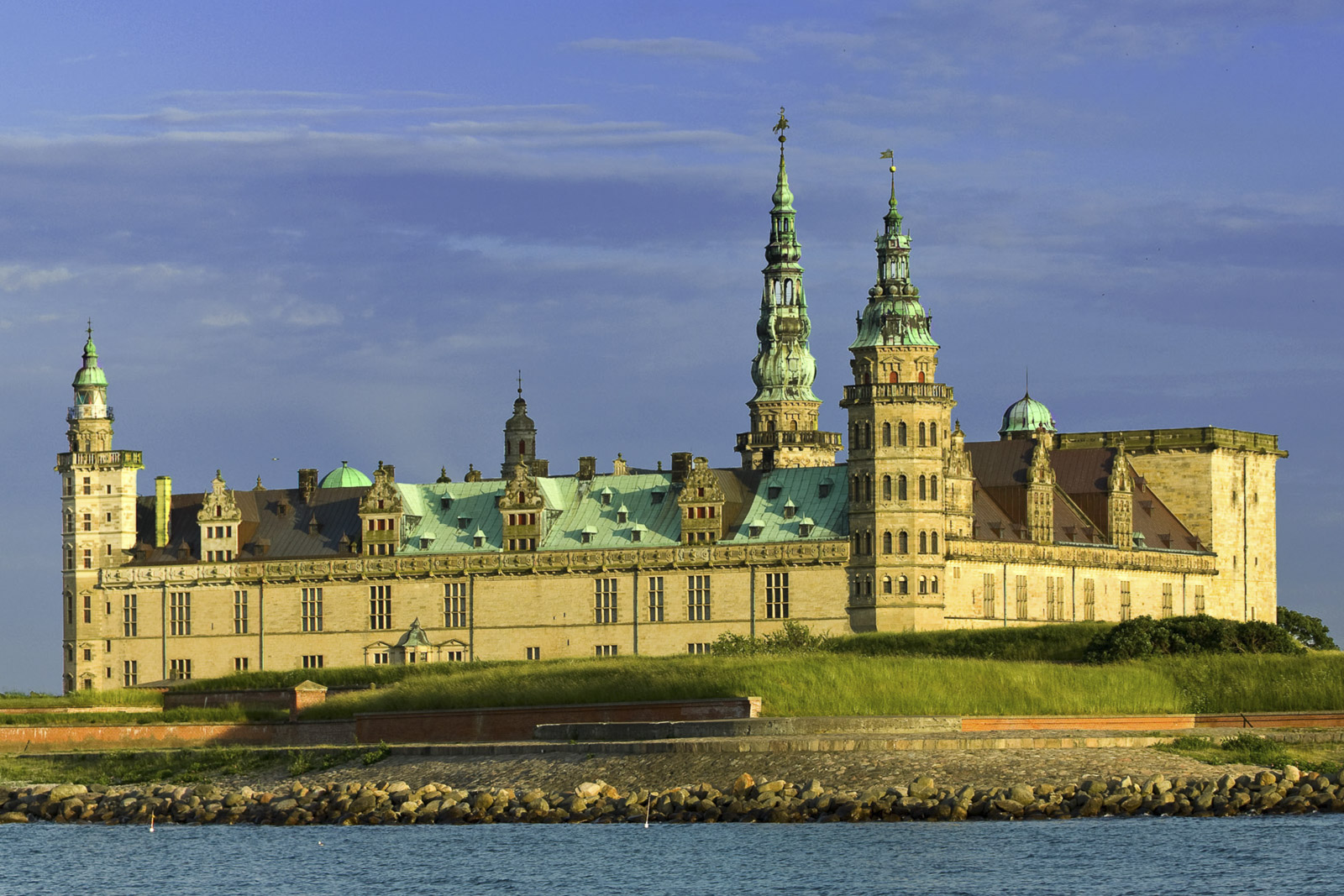 “Kronborg: Castelul legendar a lui Hamlet din  Helsingør, Danemarca”